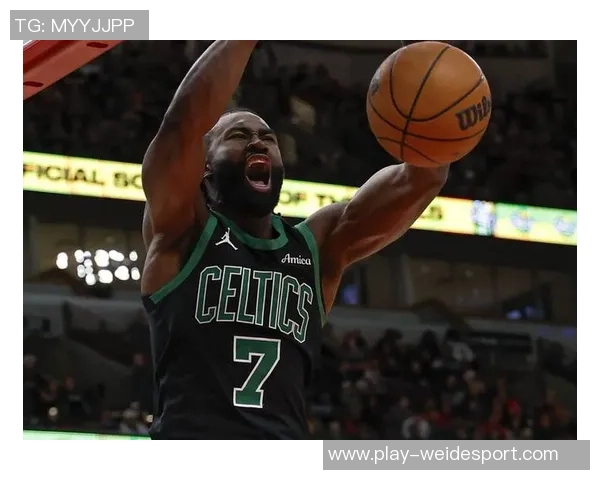 合力进攻展现实力首节杰伦布朗与普理查德双双贡献10分助力球队